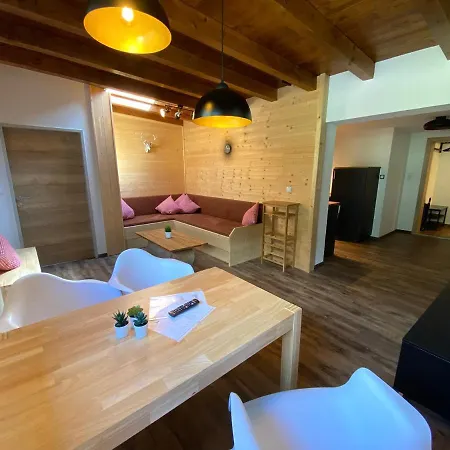 Familien-apartment Mit Balkon Und Bergblick Apartment